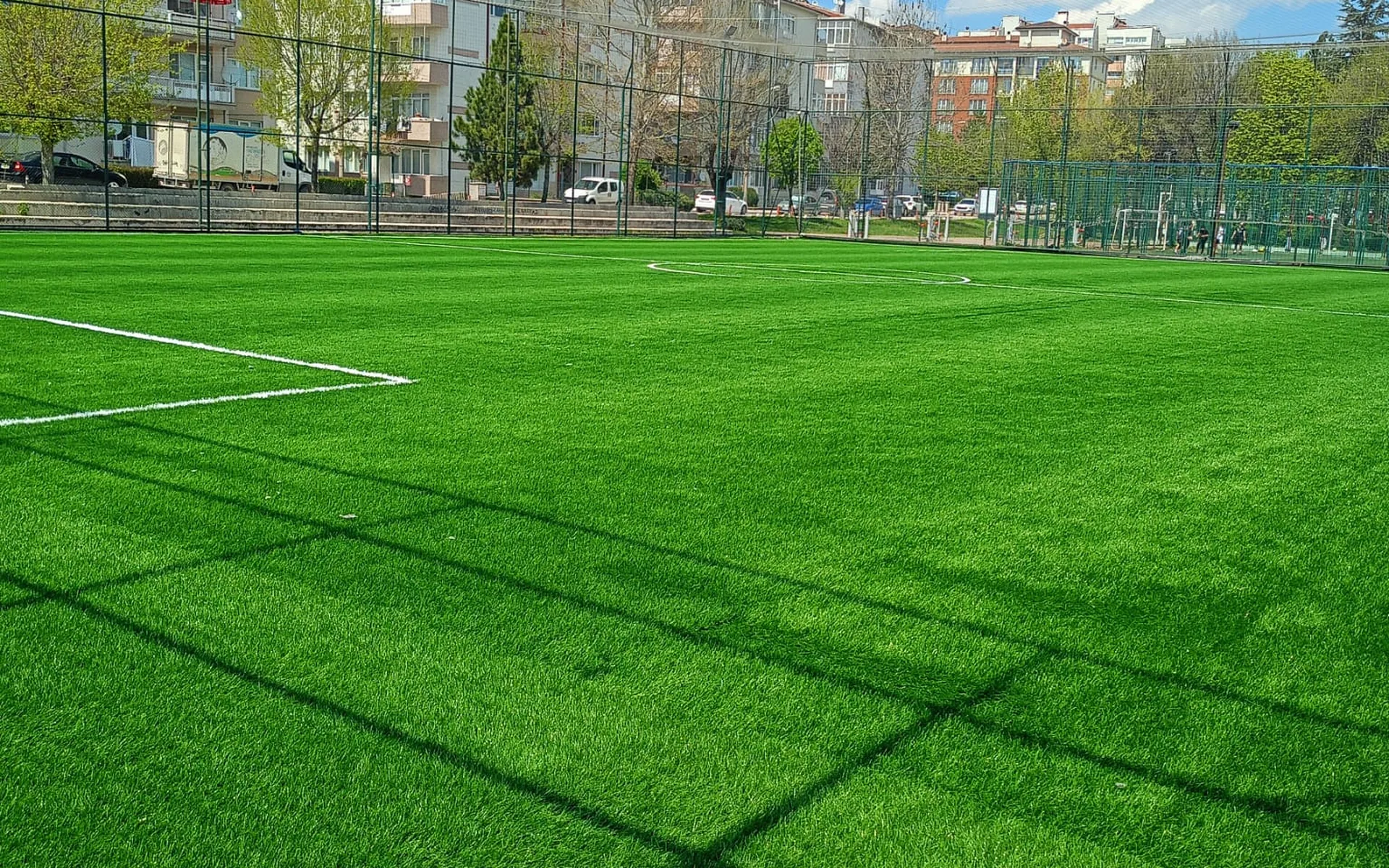 Sentetik çim futbol sahası