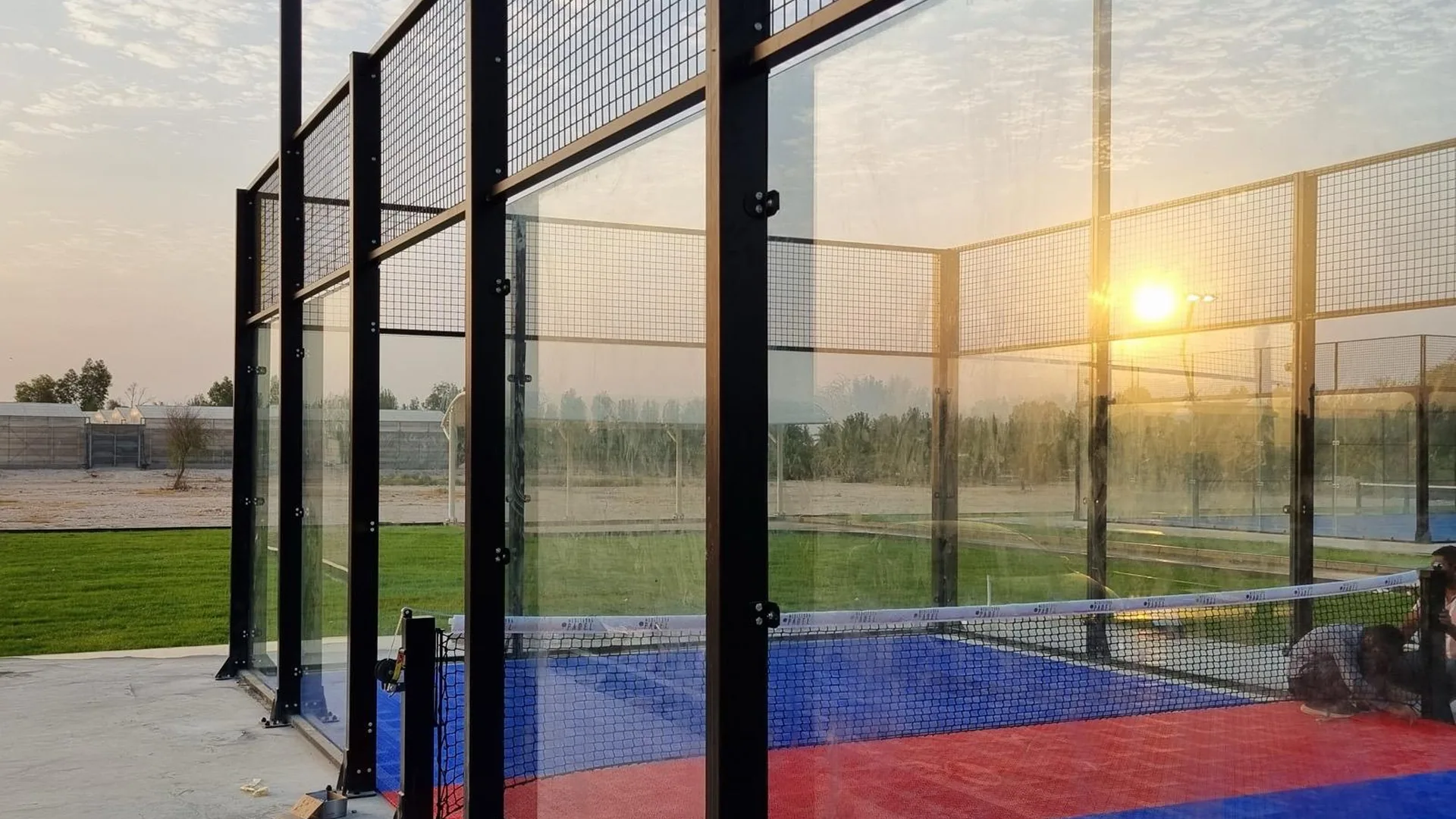 Sentetik çim padel kortu