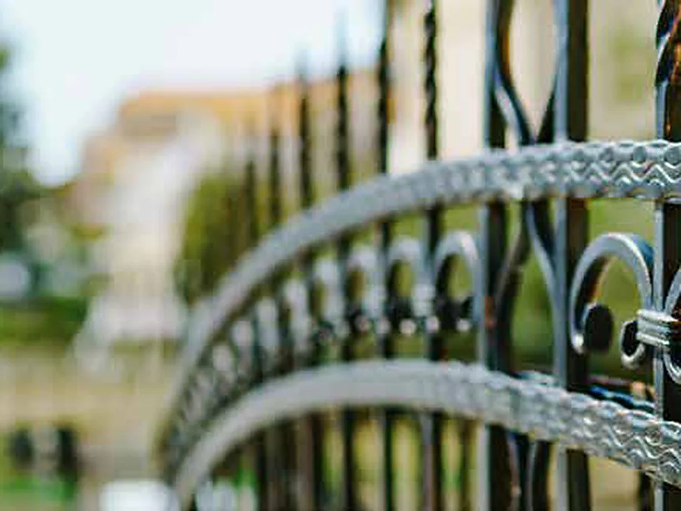 Dekoratif çit, ferforje ve gabion