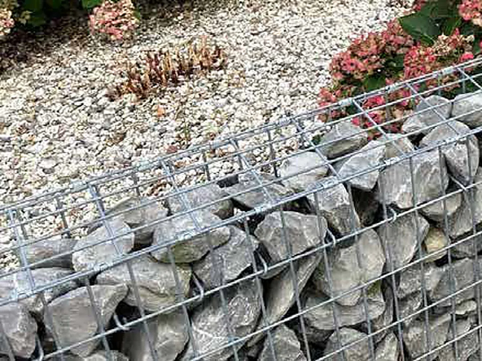 Dekoratif çit, ferforje ve gabion